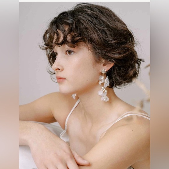 NWT Crystal and silk petal chandelier earring - Picture 4 of 6